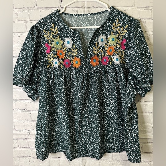 SHEIN Floral Embroidered Green Women's Top Size 3X but fits like 1X - Picture 1 of 4